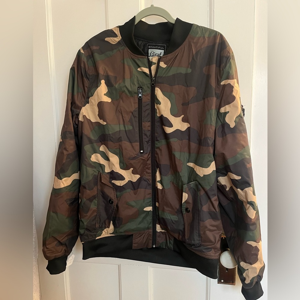 Beautiful Giant Men’s Camo Bomber Jacket Size L with quilted lining